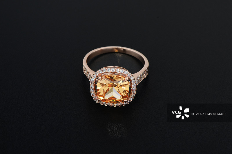 黑色背景上的宝石金戒指特写镜头图片素材