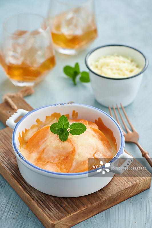 桌子上诱人的美食 马苏里拉蒸地瓜和饮品图片素材