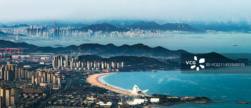 山东青岛黄岛金沙滩与市南CBD全景图片素材