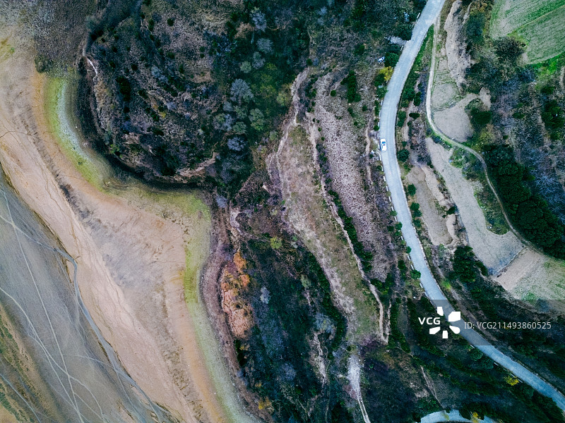 航拍蜿蜒的山路 一台白色的车在山路上行驶图片素材
