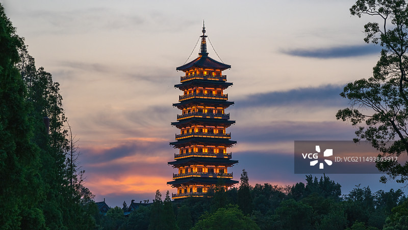 平山堂栖灵塔日落时风光图片素材
