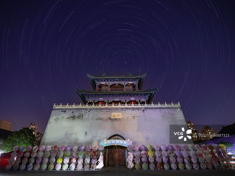 天津鼓楼的星轨图片素材