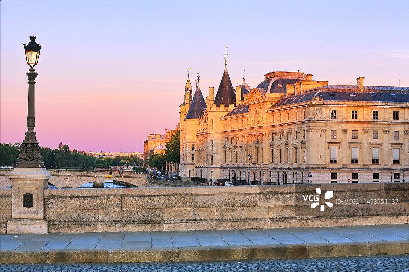 法国巴黎西岱岛新桥边上的司法宫，由三部分组成：法院、监狱、圣小教堂图片素材