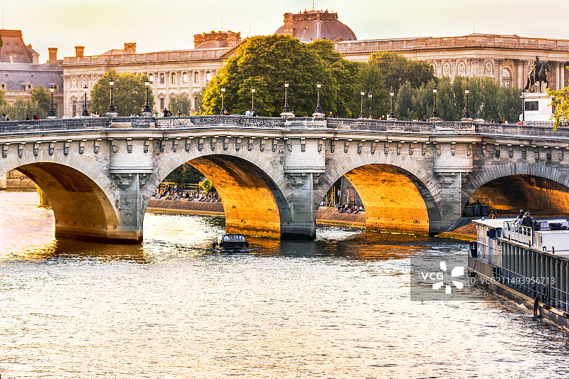 法国巴黎塞纳河畔的风光图片素材