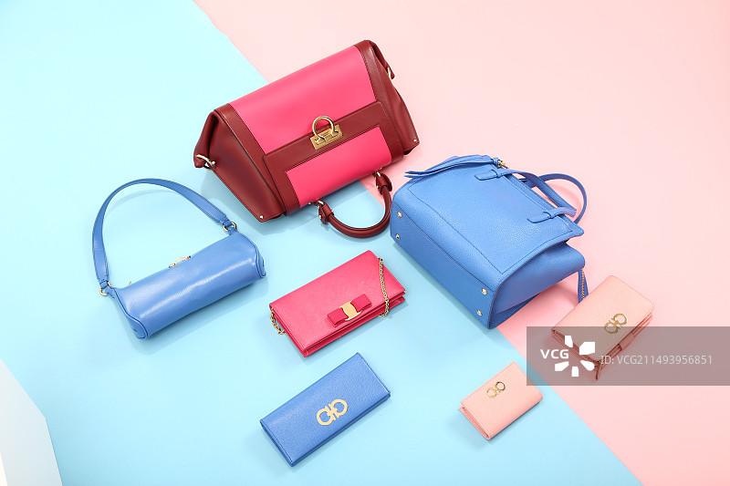 蓝色背景下的时尚女包图片素材