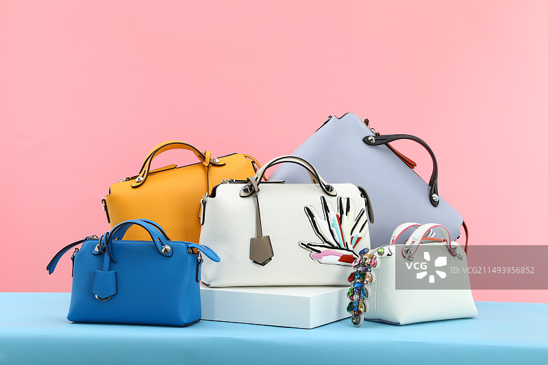 粉色背景下的时尚女包包 手提包图片素材