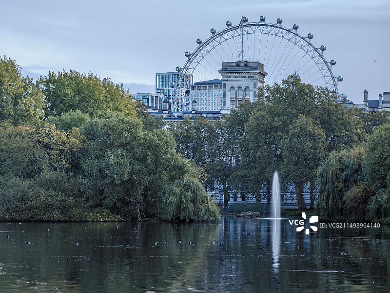 白金汉宫广场右前方的公园图片素材