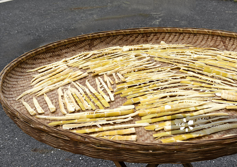 春季农村竹筐中晒笋尖的高角度视图图片素材