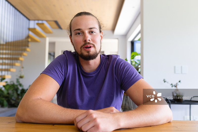 有胡子的年轻白人男人在家视频通话图片素材