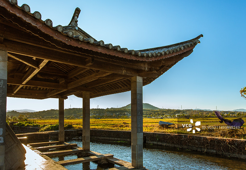 中国云南保山市腾冲市和顺古镇，古老的建筑物——洗衣亭图片素材