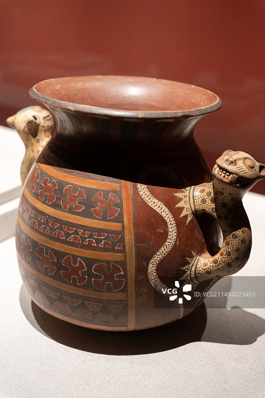 秘鲁印加博物馆藏印加时期文物美洲豹把手陶瓶图片素材