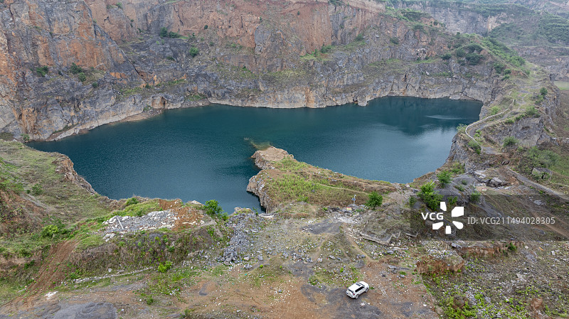 郑州市荥阳矿坑汇聚雨水形成的天然湖泊图片素材