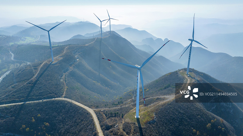 云雾中的风力发电场，白色风电塔高耸，新能源从这里并网输送用户图片素材