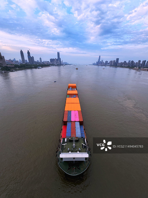 长江上的货轮图片素材