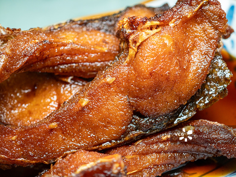 餐桌上装在中式陶瓷碟子上的熏鱼图片素材