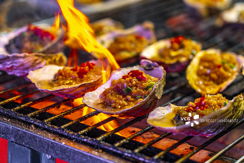 火爆烧烤碳烤生蚝夏季夜市小吃街美食宵夜夜生活人间烟火图片素材