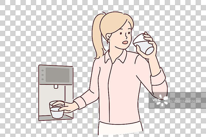 女人站在冰箱旁喝冷水图片素材