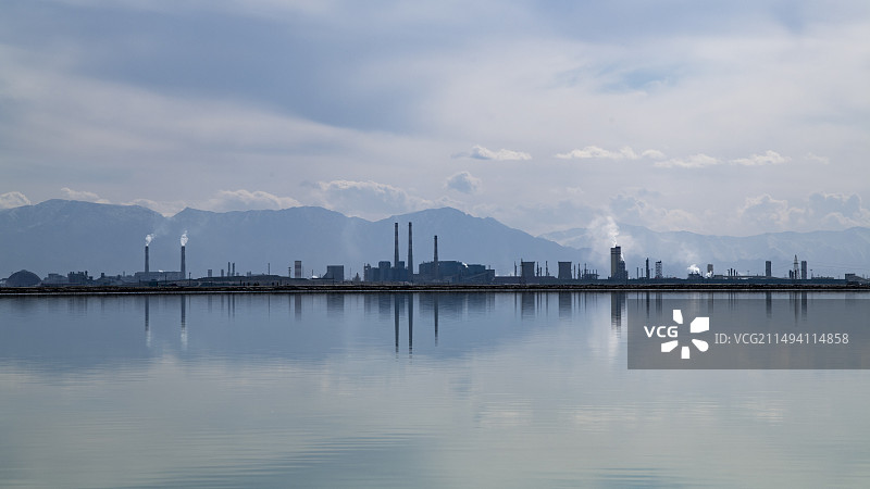 青海察尔汗盐湖盐化工厂远景图片素材