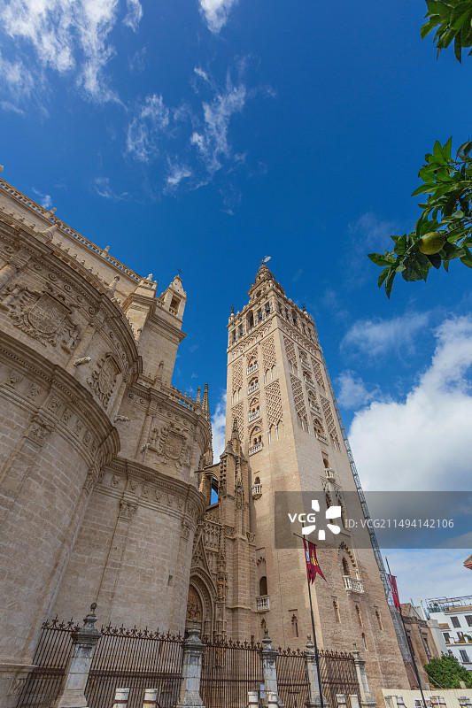 蓝天白云塞维利亚大教堂图片素材