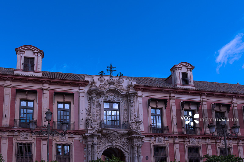 蓝天白云塞维利亚大教堂图片素材