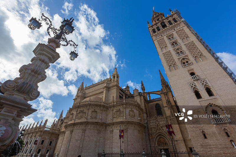 蓝天白云塞维利亚大教堂图片素材