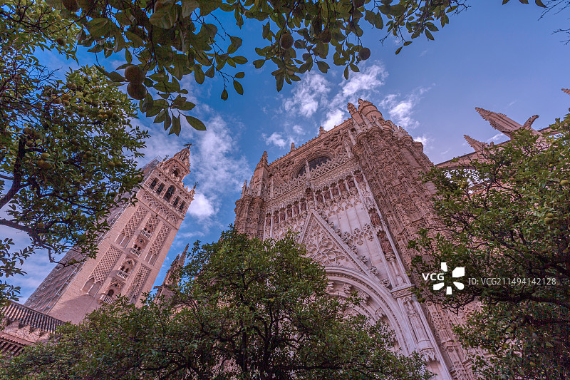 蓝天白云塞维利亚大教堂图片素材