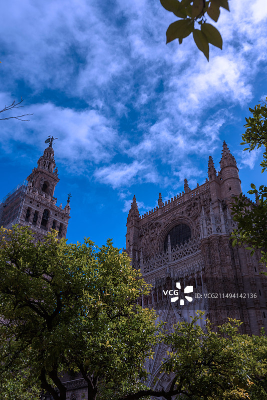 蓝天白云塞维利亚大教堂图片素材