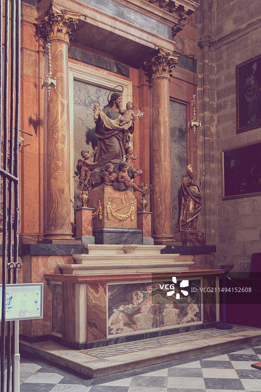 西班牙塞维利亚大教堂雕塑装饰图片素材