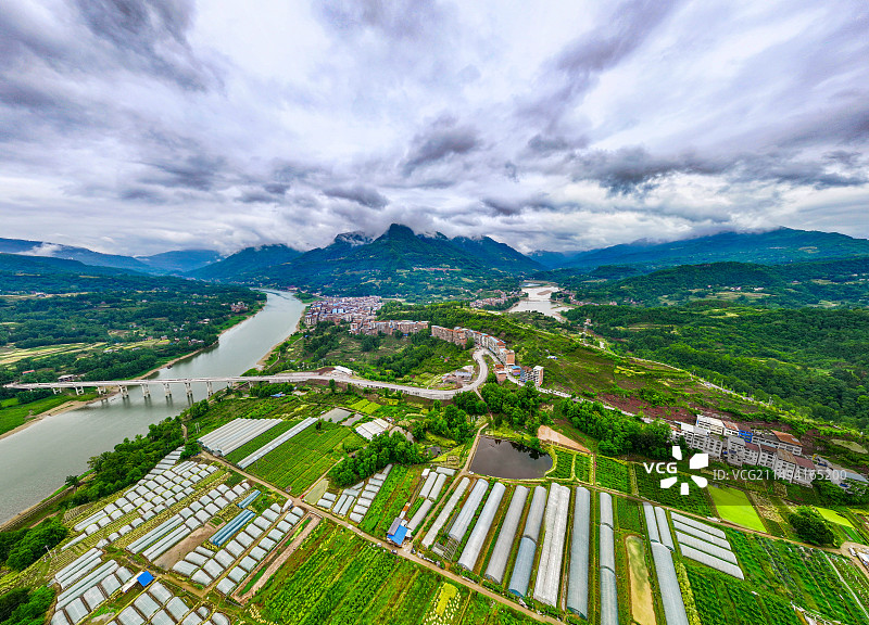 山水环抱 宣汉县清溪镇图片素材