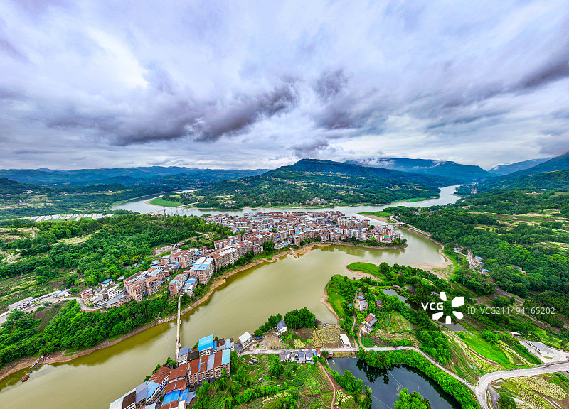 山水环抱 宣汉县清溪镇图片素材