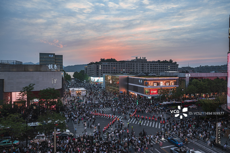 节假日的杭州湖滨商业街图片素材