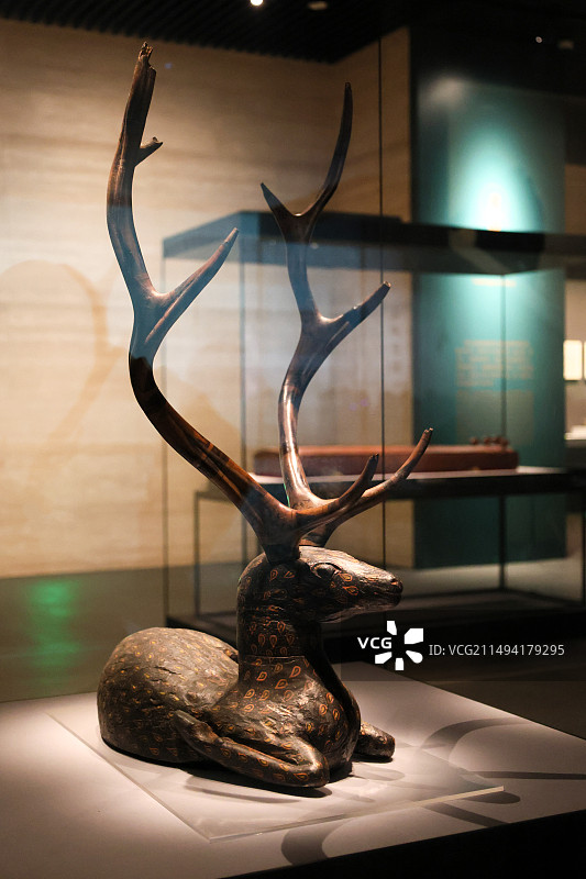 湖北省博物馆馆藏彩绘漆木卧鹿战国2002年枣阳九连墩2号墓出土图片素材