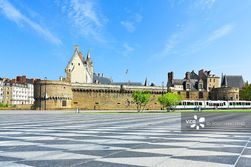 有轨电车通过法国南特市布列塔尼公爵城堡图片素材