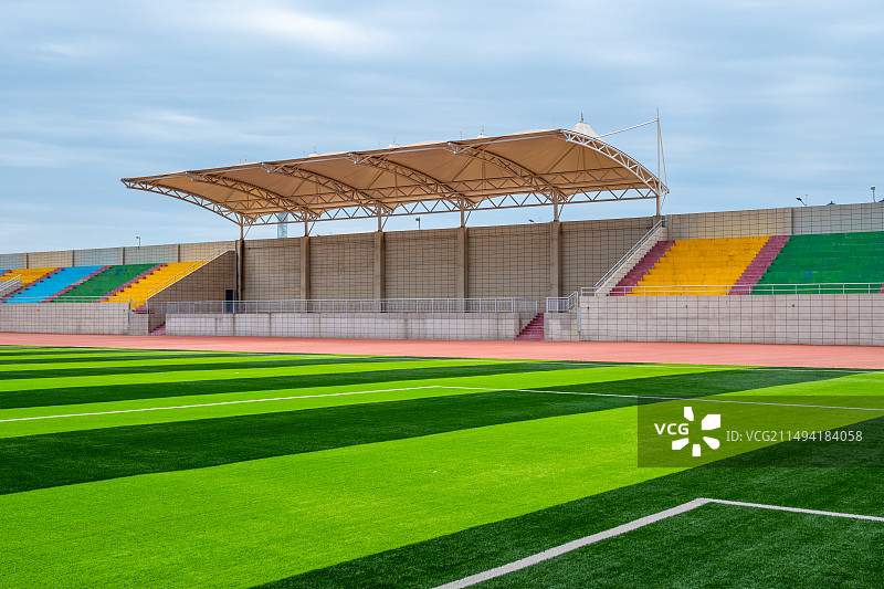 蓝天白云下的体育场 校园里的体育场图片素材