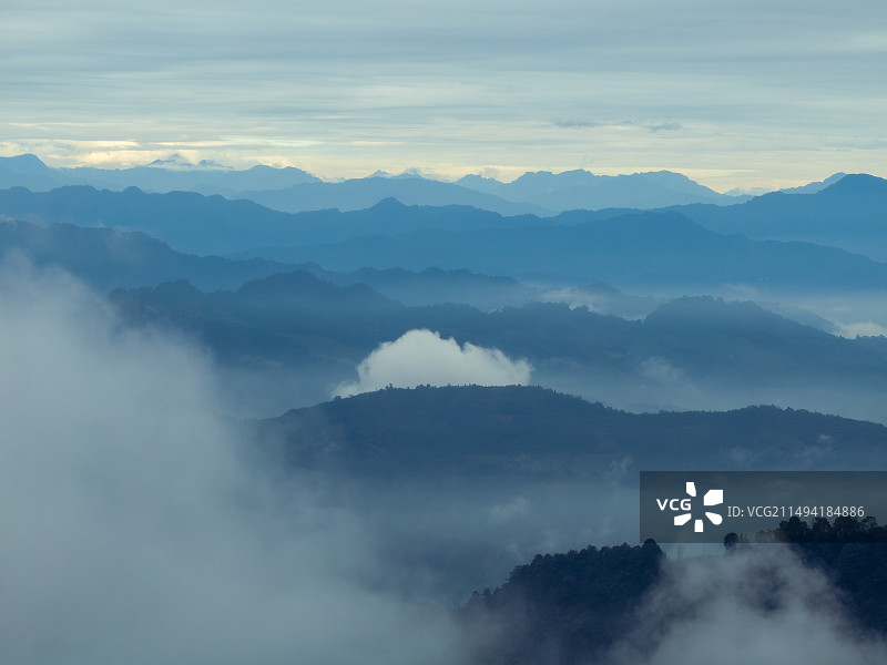 雅安连绵不绝的山脉与雨后的云层图片素材