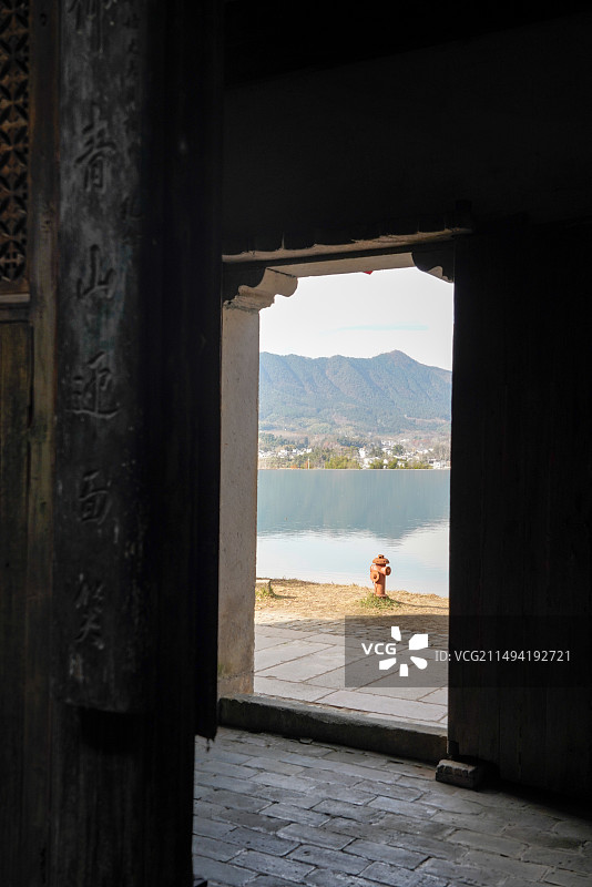 守拙园的门中湖景图片素材