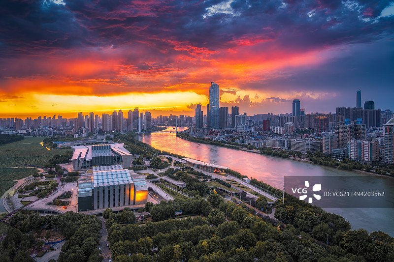 武汉琴台剧院火烧云图片素材