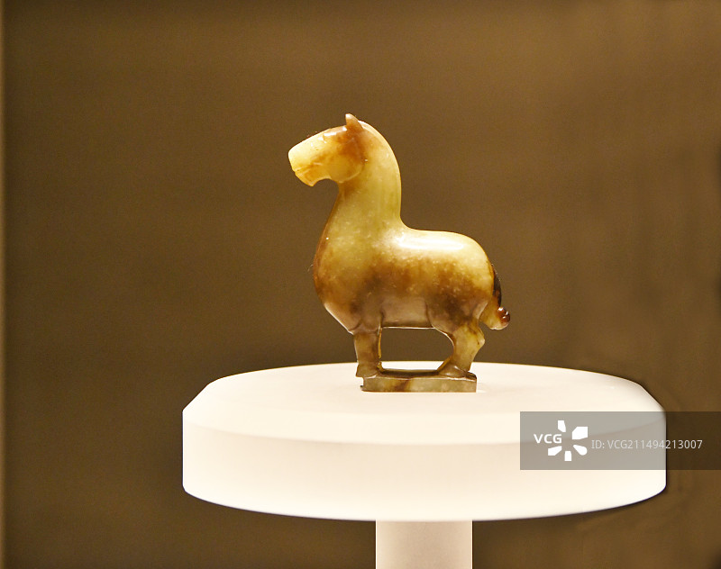 山东济宁曲阜市孔子博物馆镇馆之宝：战国黄玉马图片素材