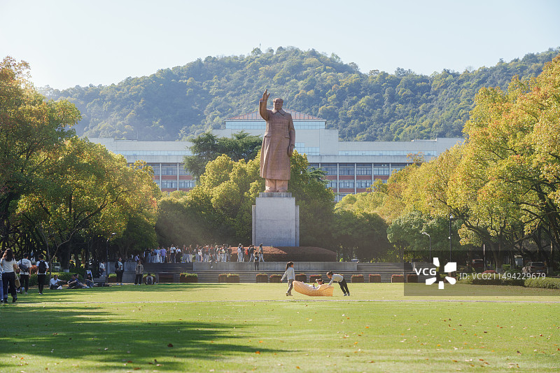 浙江大学玉泉校区毛主席雕像图片素材