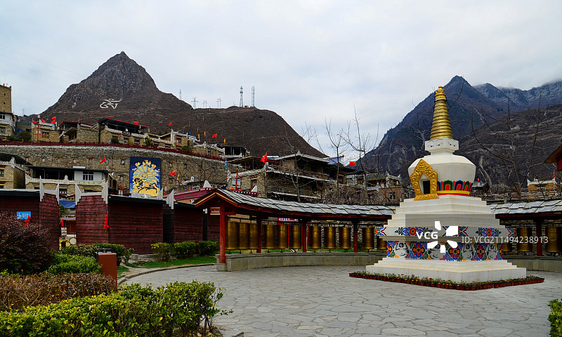 高原上山谷中的藏族特色村寨，四川理县，甘堡藏寨图片素材