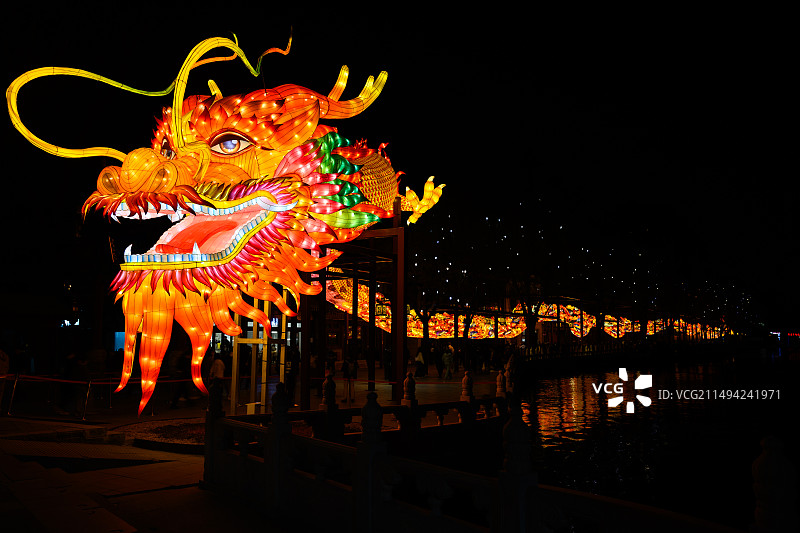 什刹海荷花市场的“蛟龙出海”龙灯图片素材