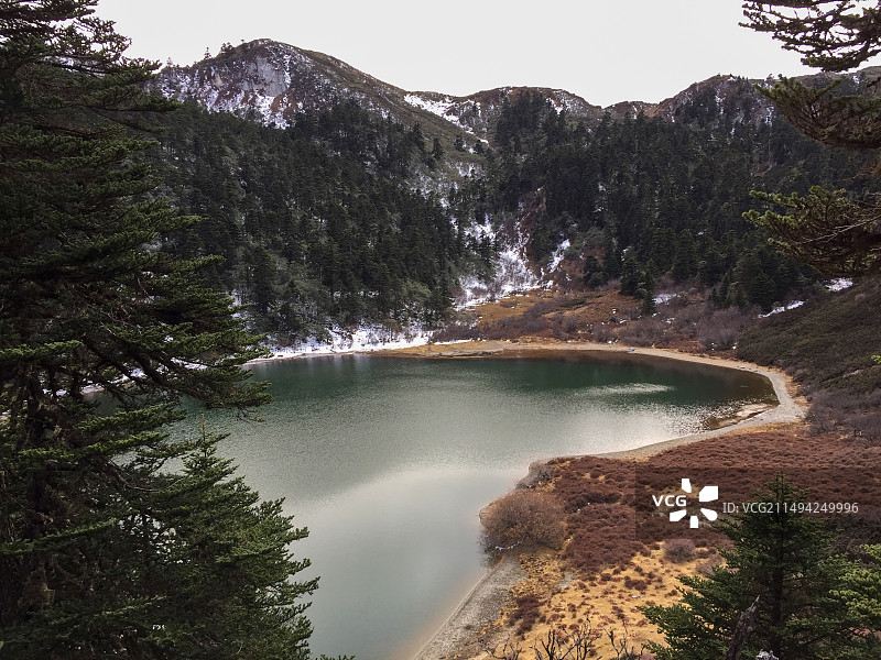 香格里拉石卡雪山灵犀湖图片素材