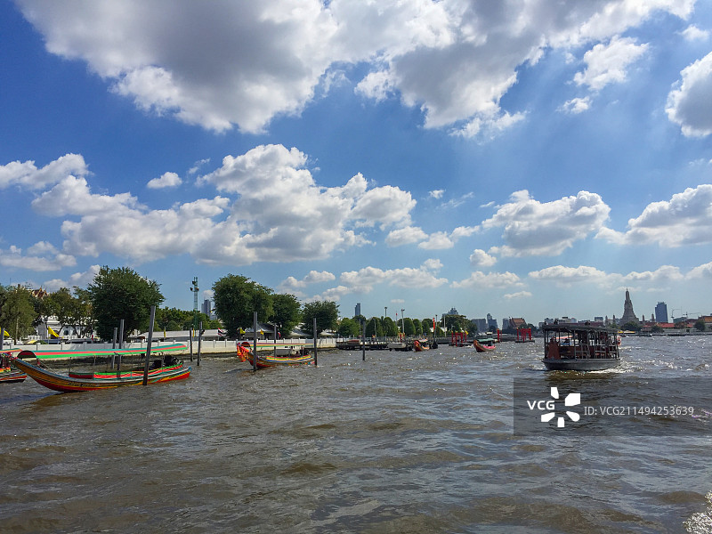 泰国曼谷湄南河行驶的船图片素材