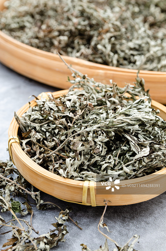 驱湿散寒的中草药干艾草放在簸箕上图片素材