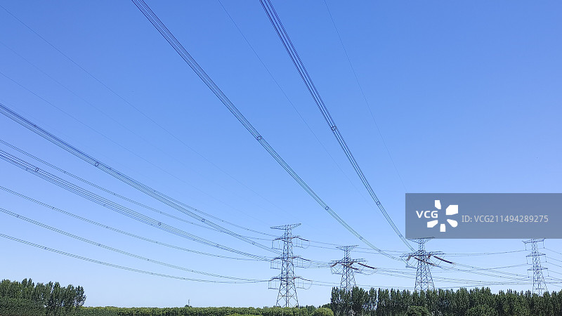 在晴朗的蓝天下俯瞰电塔图片素材