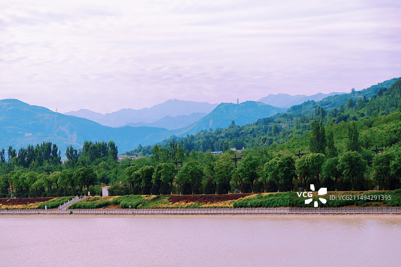 西安蓝田县灞河白鹿原与远处的秦岭风景图片素材
