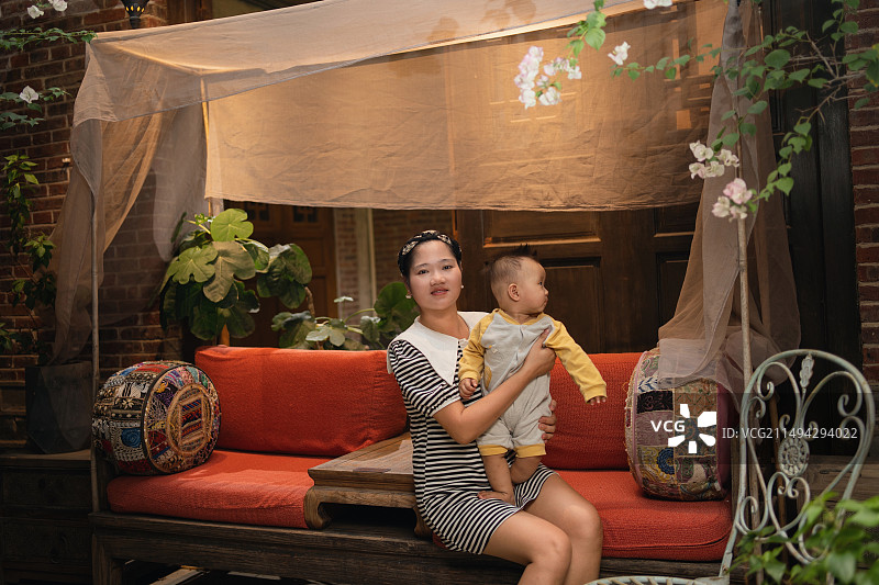 妈妈带着她的女儿在咖啡馆图片素材