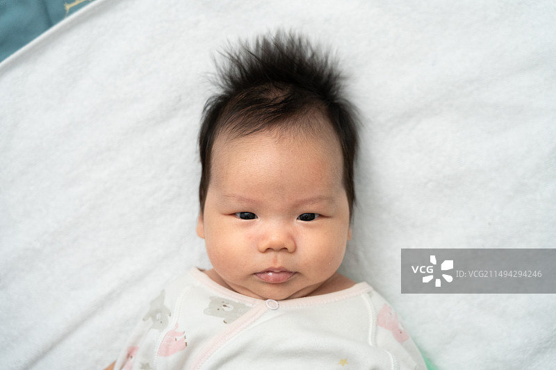 婴儿在家里床上玩耍图片素材