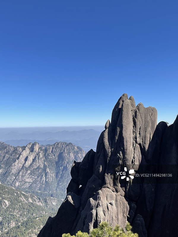 安徽黄山山脉 山顶 黄山松 天都峰 悬崖 岩石风化图片素材