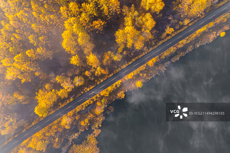 内蒙古阿尔山乌苏浪子湖晨雾图片素材